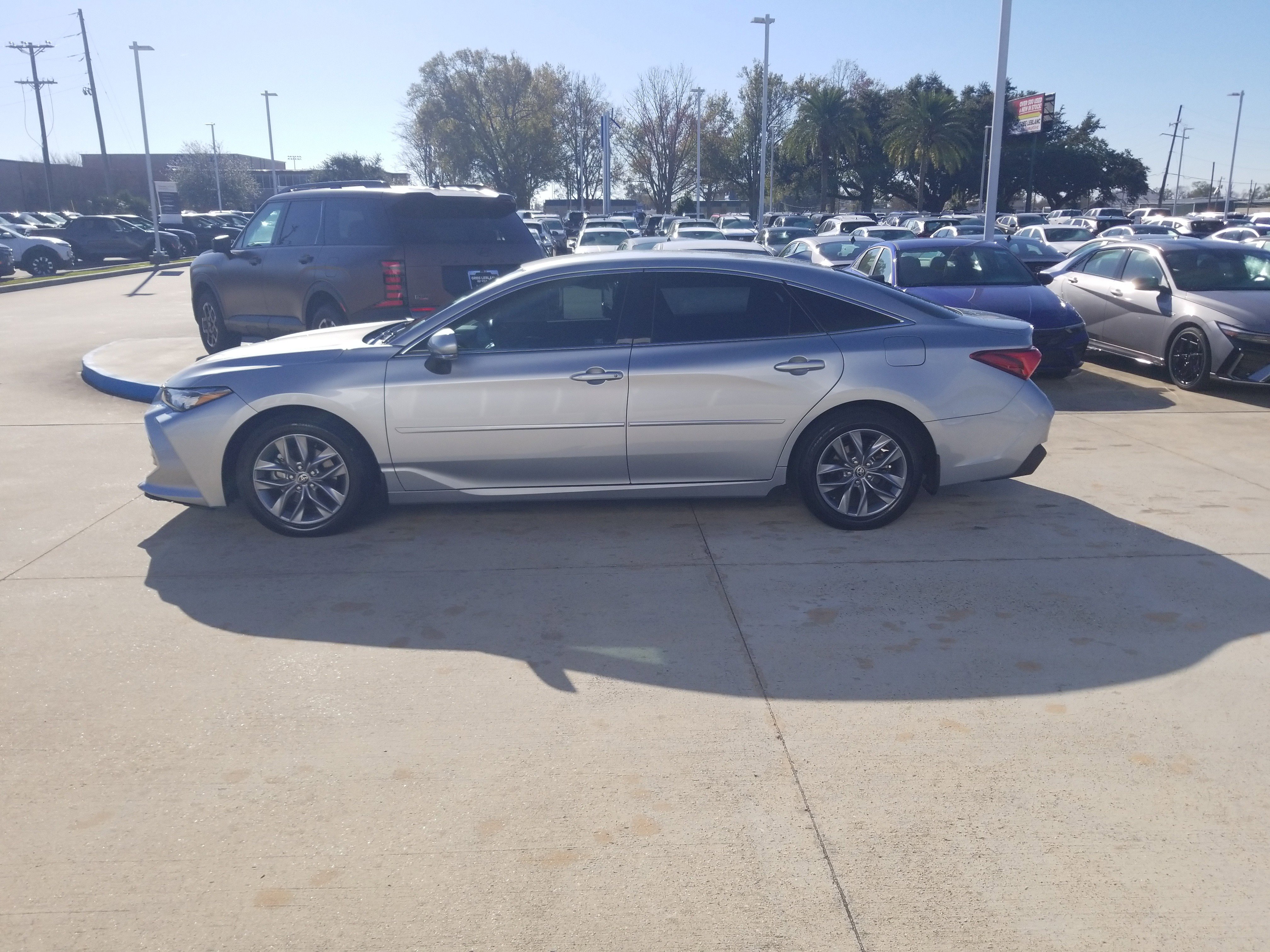 Used 2022 Toyota Avalon XLE FWD image 4