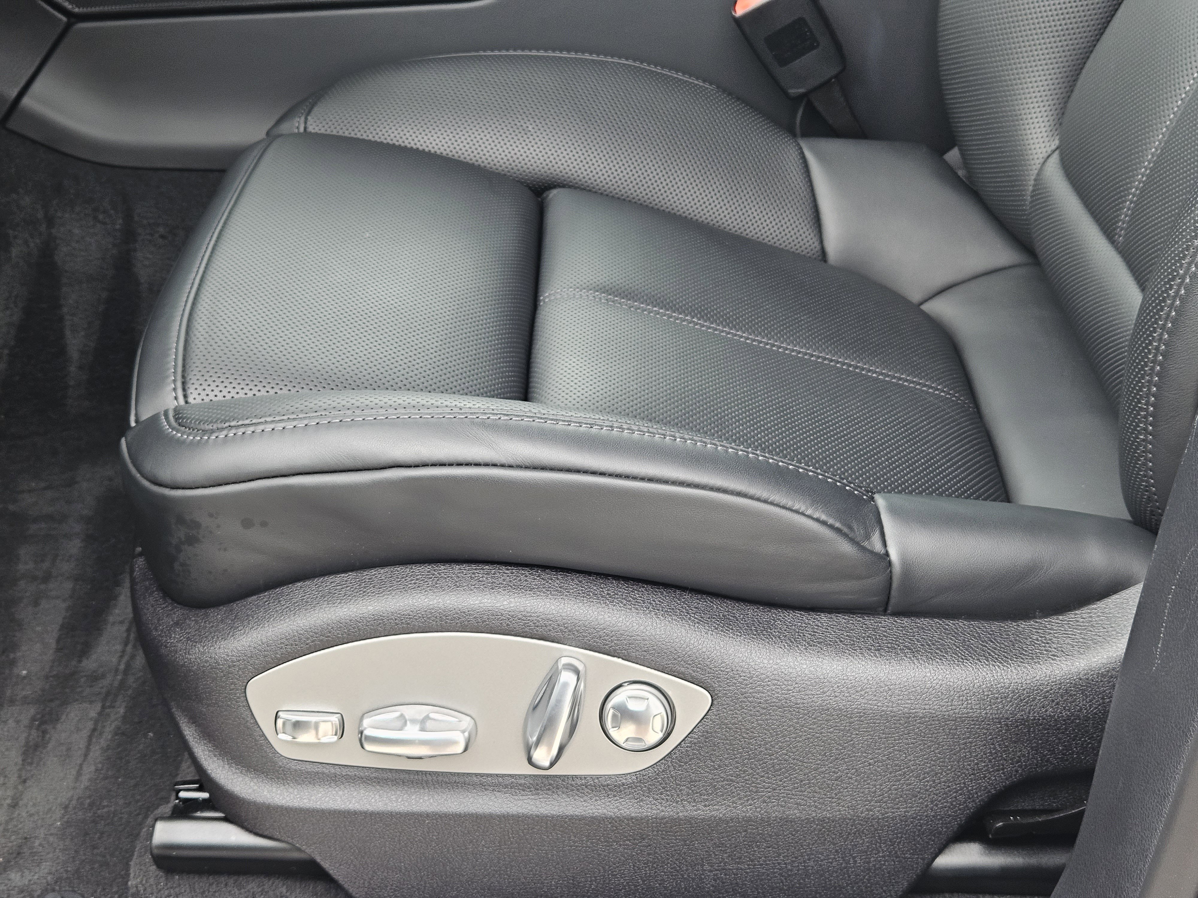 Certified 2026 Porsche Macan image 23