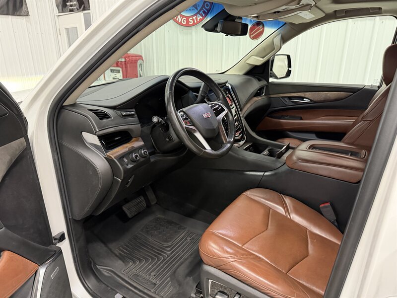 Used 2017 Cadillac Escalade Premium Luxury w/ LPO, Radiant Package AWD/4WD image 6