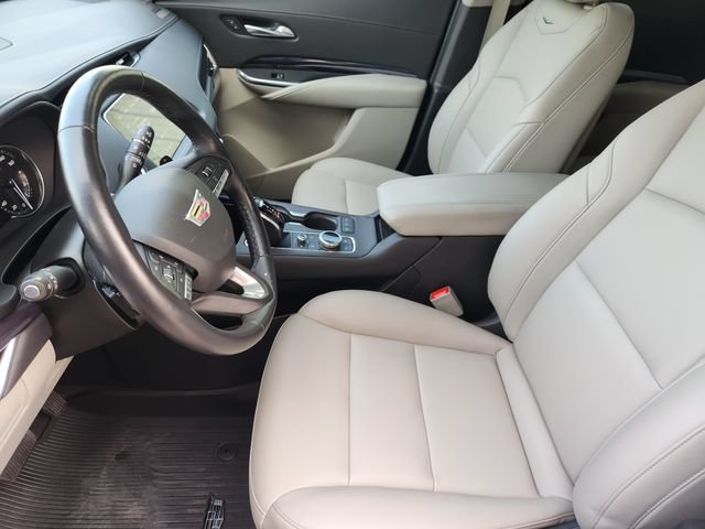 Used 2023 Cadillac XT4 Luxury w/ Cold Weather Package FWD image 4
