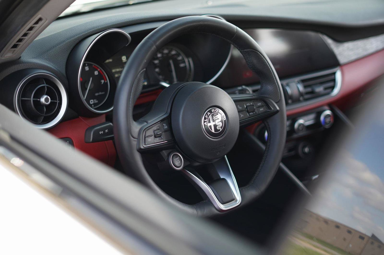 Used 2020 Alfa Romeo Giulia RWD image 5