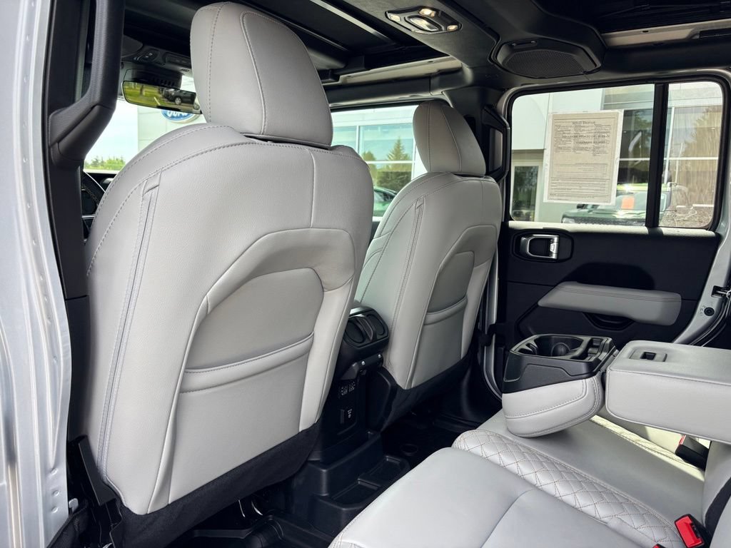 Used 2023 Jeep Wrangler Unlimited Sahara AWD/4WD image 13