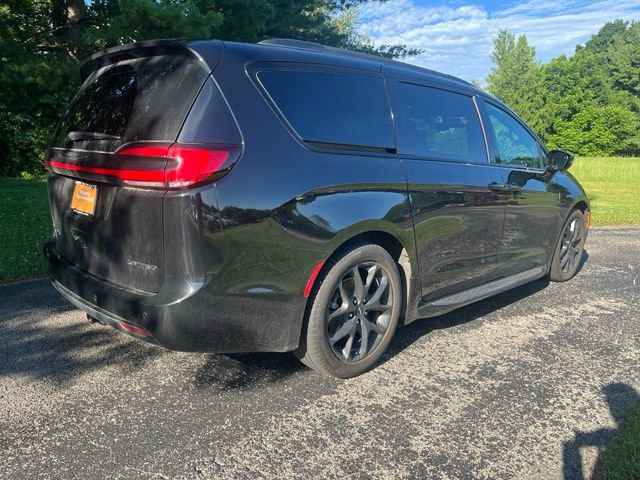 Used 2025 Chrysler Pacifica Limited FWD image 3