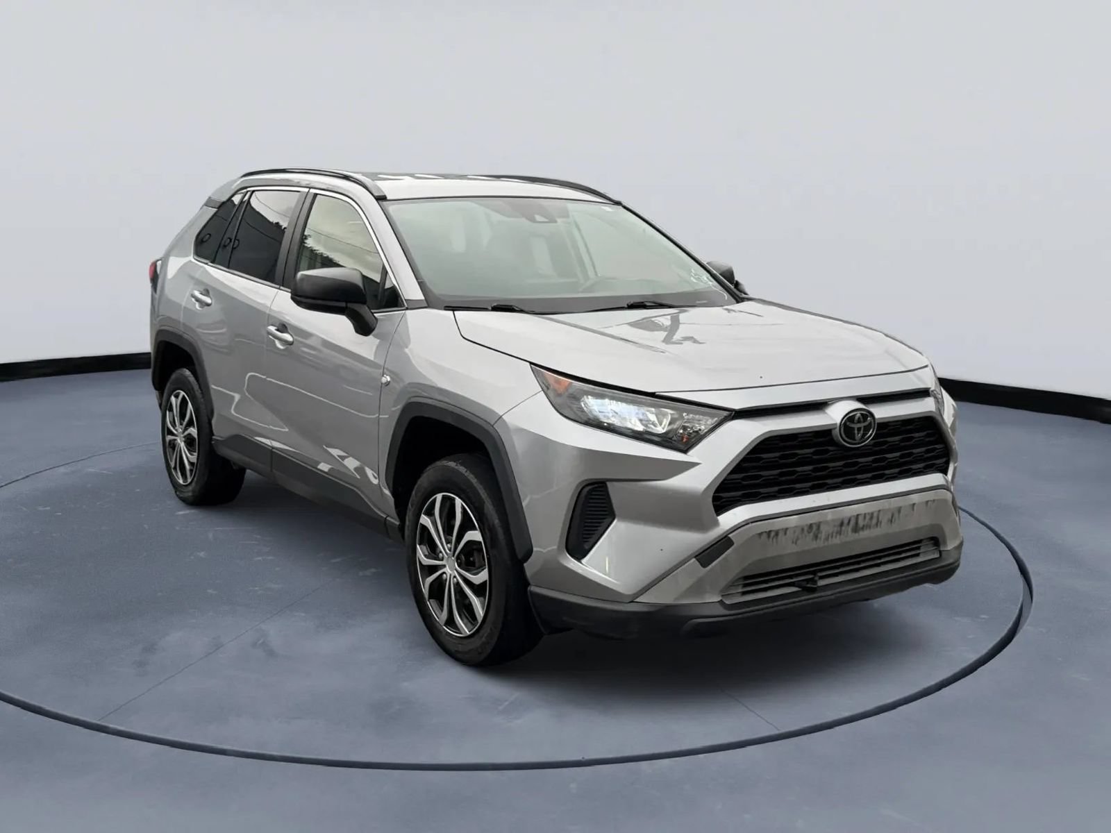 Used 2019 Toyota RAV4 LE FWD image 4