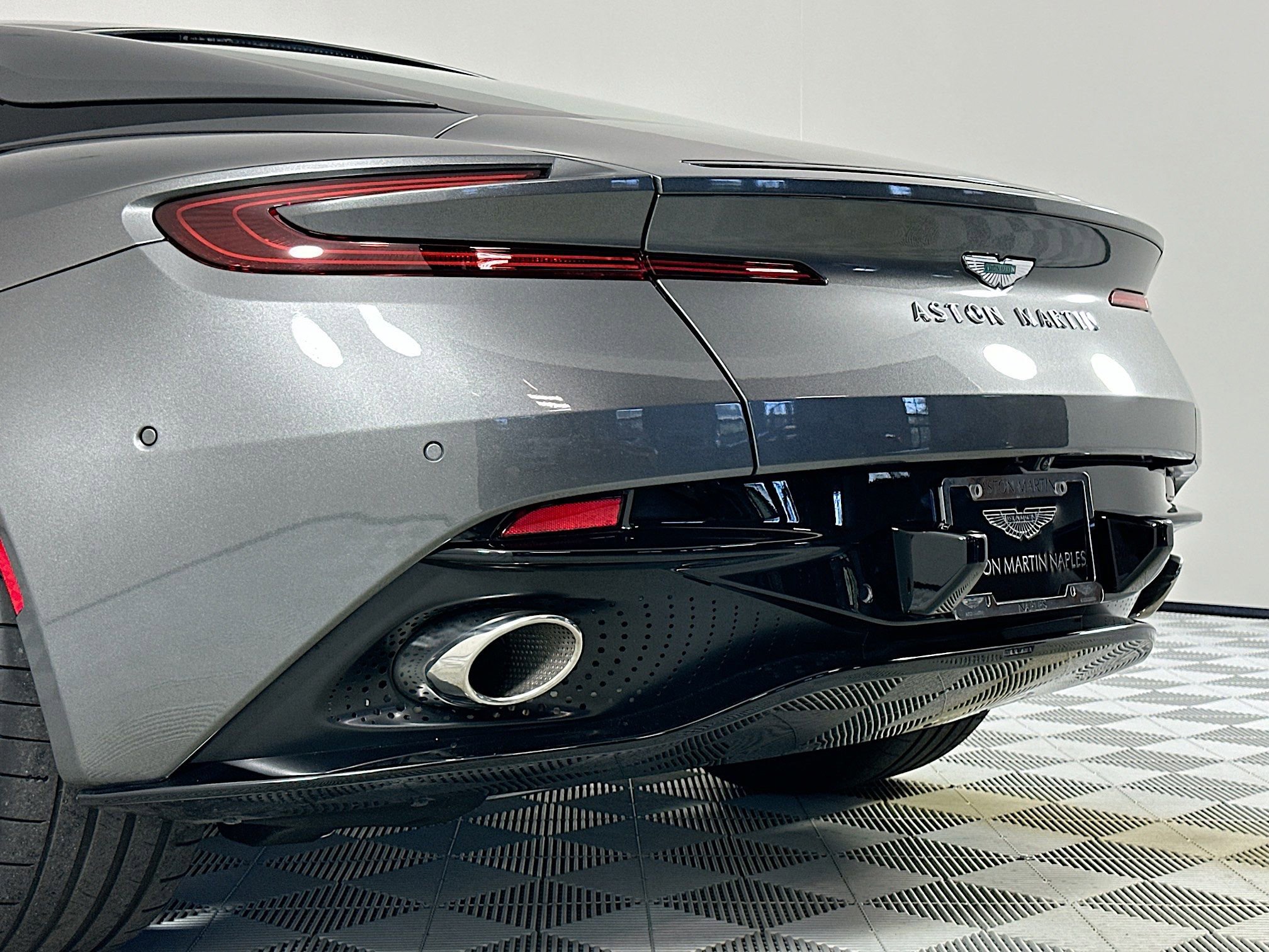 Used 2024 Aston Martin DB12 Coupe image 34