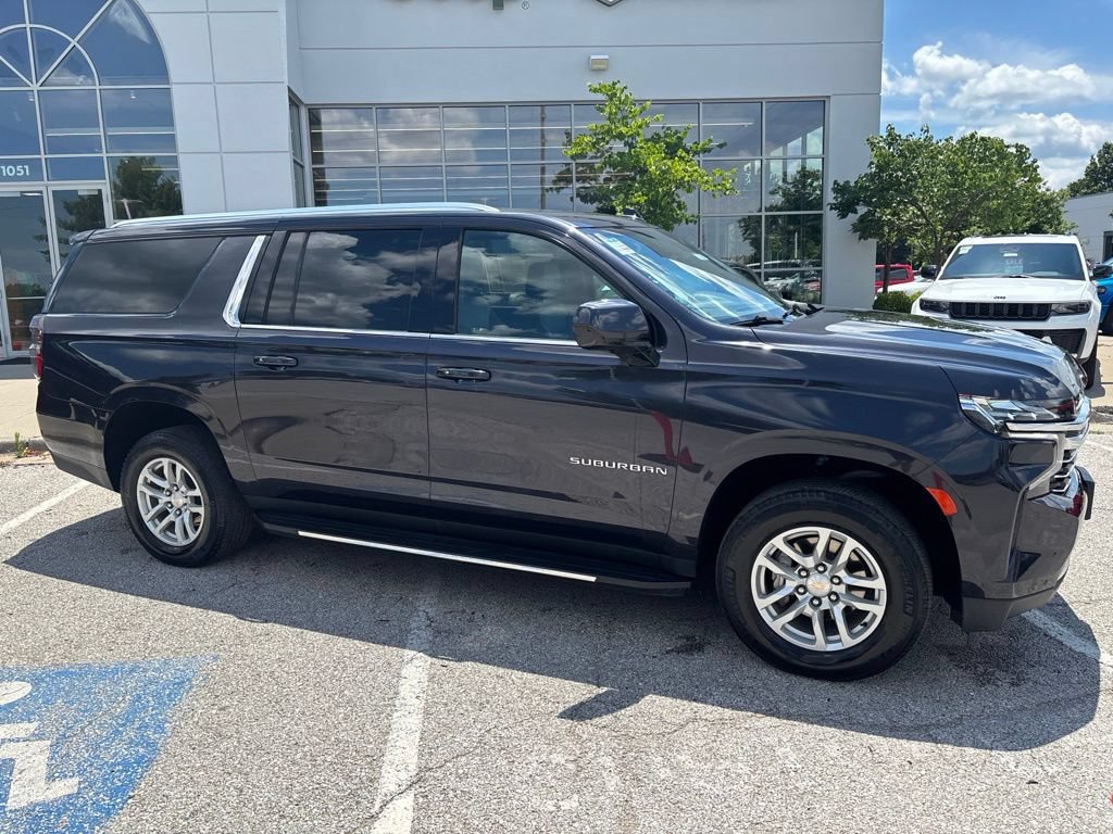 Used 2024 Chevrolet Suburban LT AWD/4WD image 32