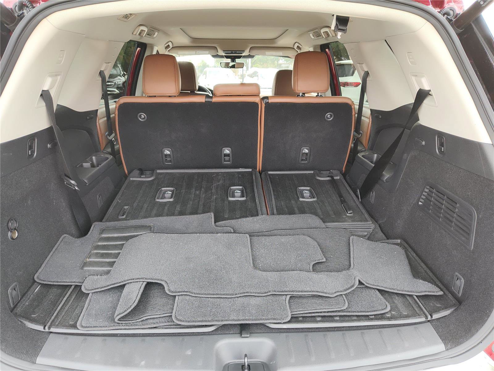 Used 2024 Nissan Pathfinder Platinum w/ Cargo Package image 7