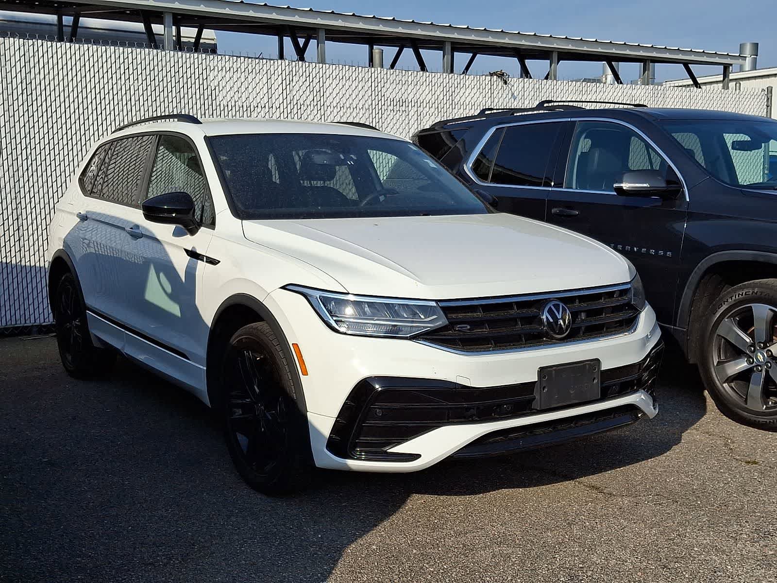 Used 2022 Volkswagen Tiguan SE R-Line FWD image 2