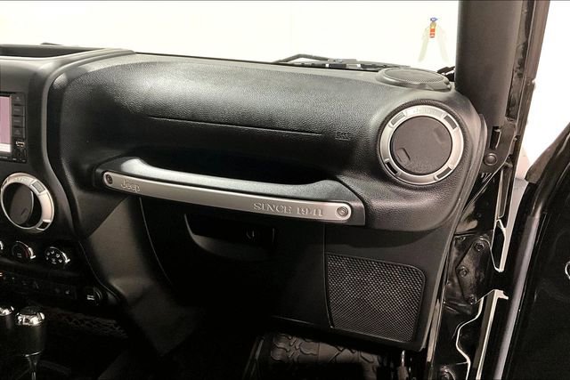 Used 2016 Jeep Wrangler Unlimited Rubicon w/ Connectivity Group image 28