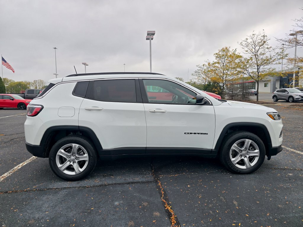 Used 2023 Jeep Compass Latitude w/ Sun and Sound Group AWD/4WD image 8