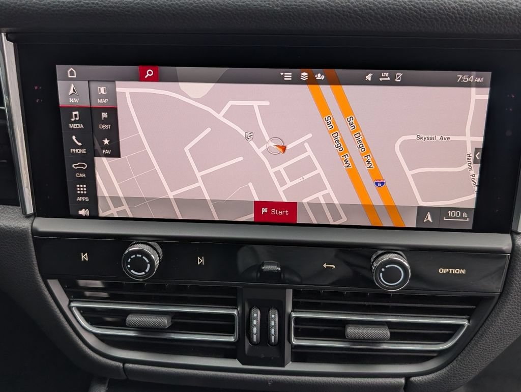 Certified 2025 Porsche Macan AWD/4WD image 14
