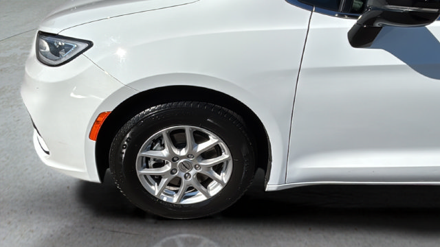 Used 2025 Chrysler Pacifica Select FWD image 38