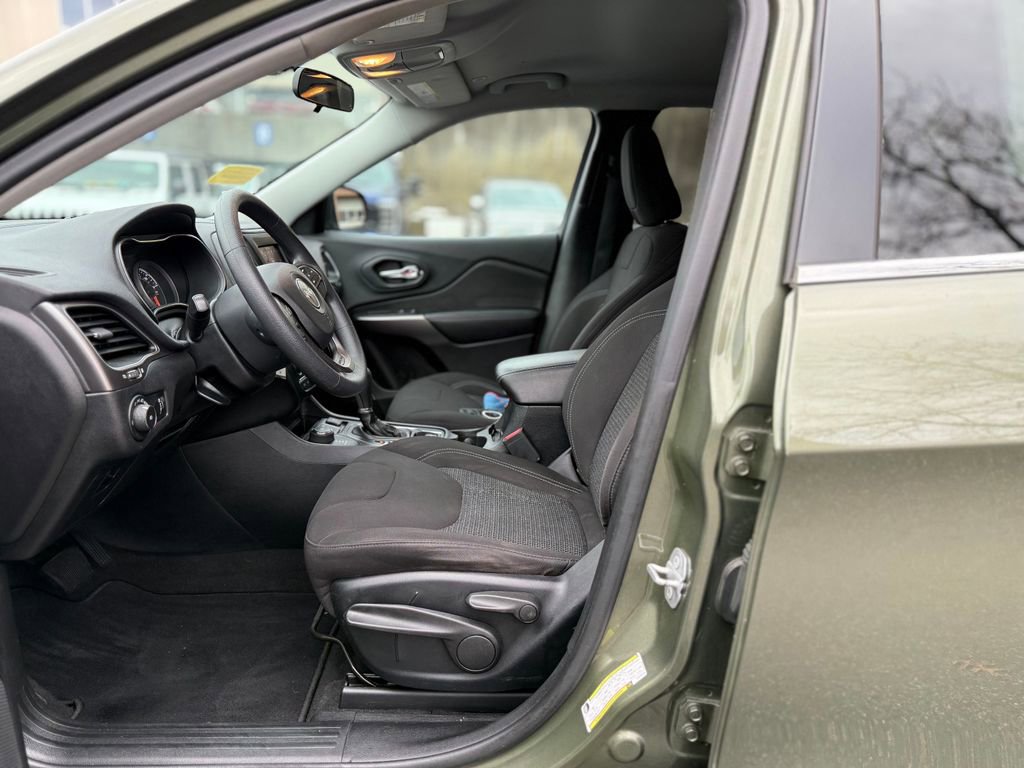 Used 2019 Jeep Cherokee Latitude w/ Popular Appearance Group image 9