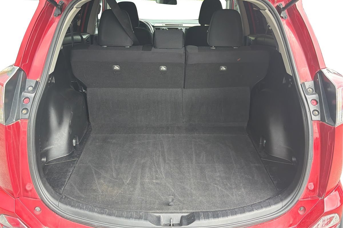 Used 2017 Toyota RAV4 LE FWD image 11