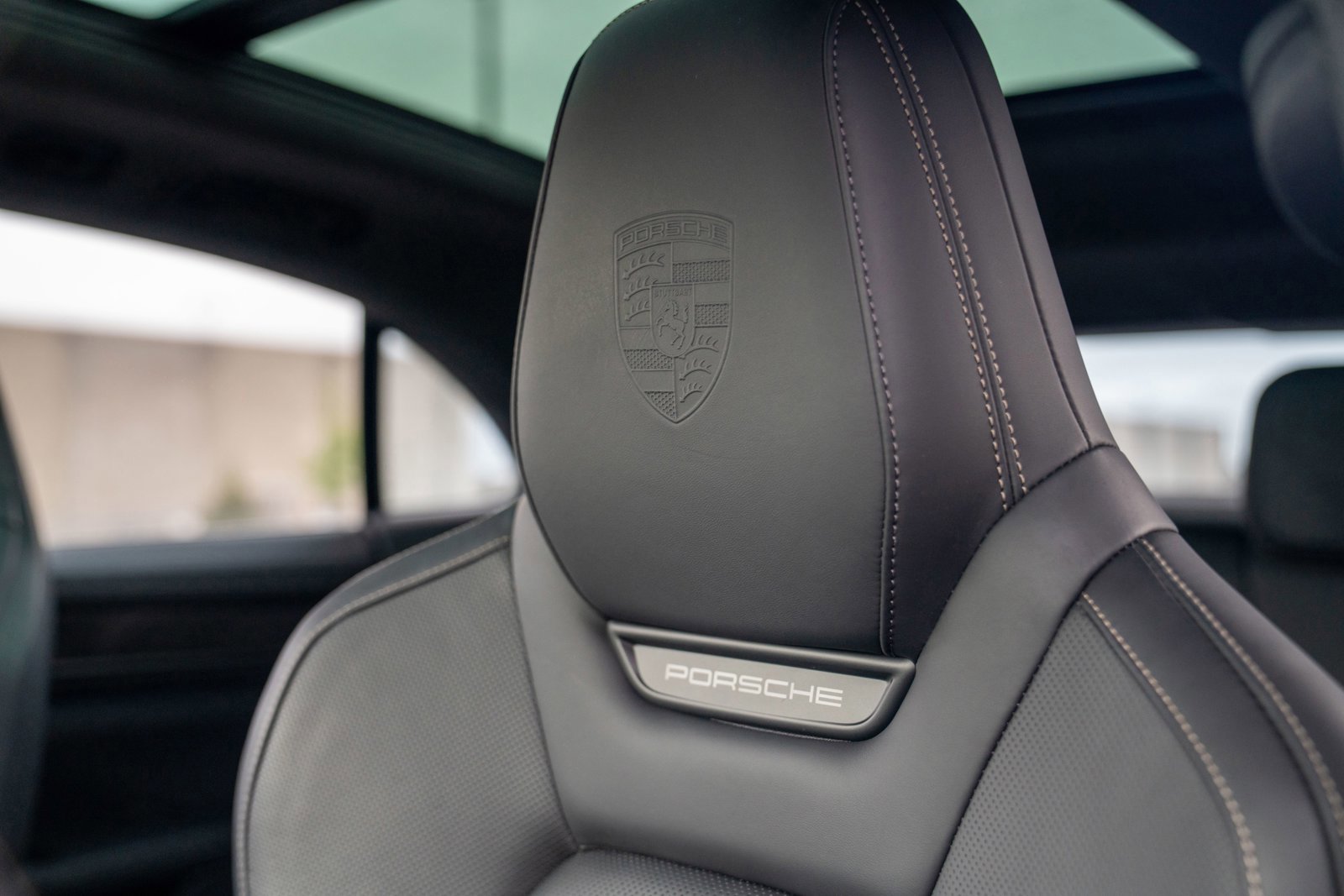 Certified 2025 Porsche Macan Turbo Electric AWD/4WD image 13