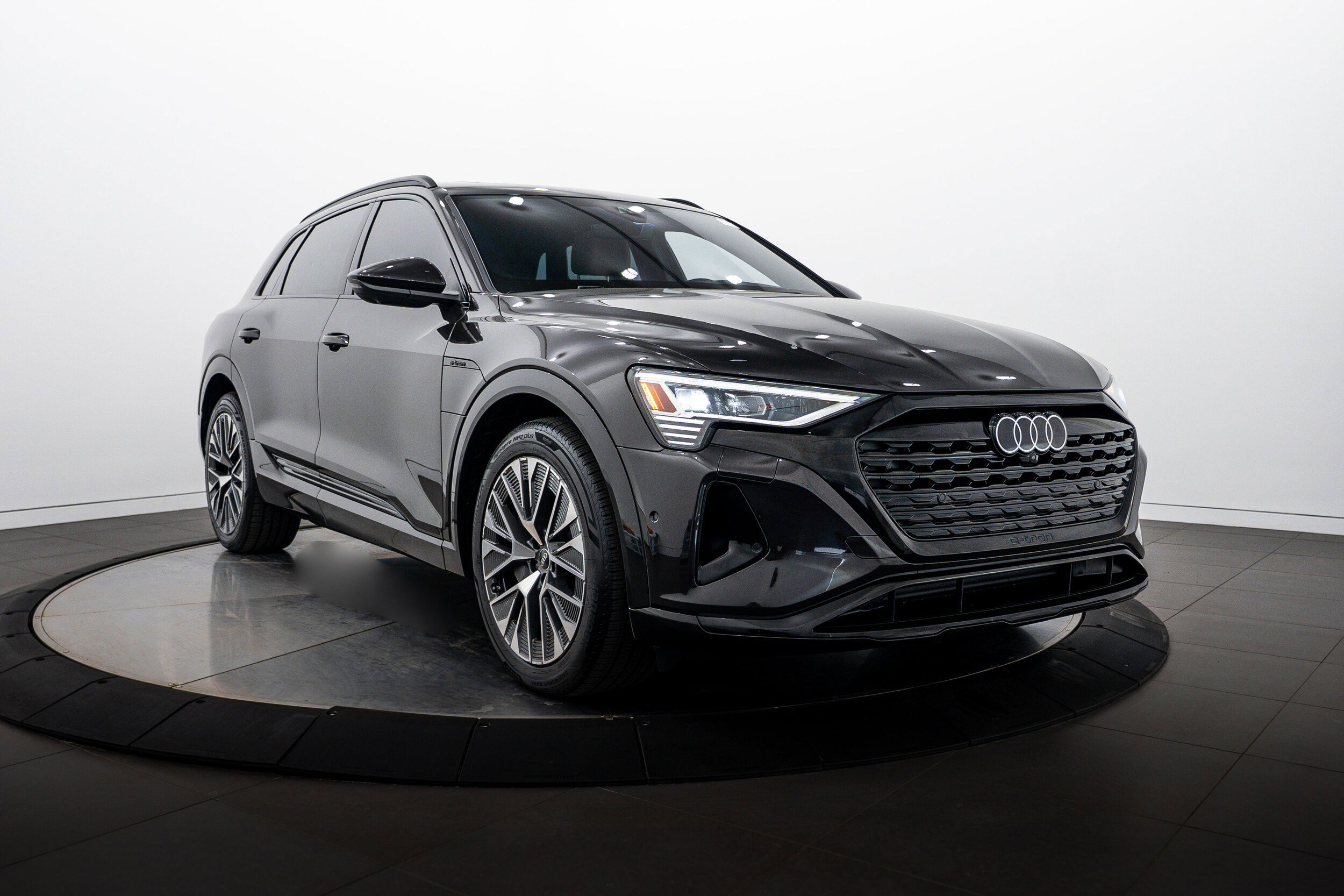 Certified 2024 Audi Q8 e-tron Premium Plus w/ Premium Plus Package AWD/4WD image 2