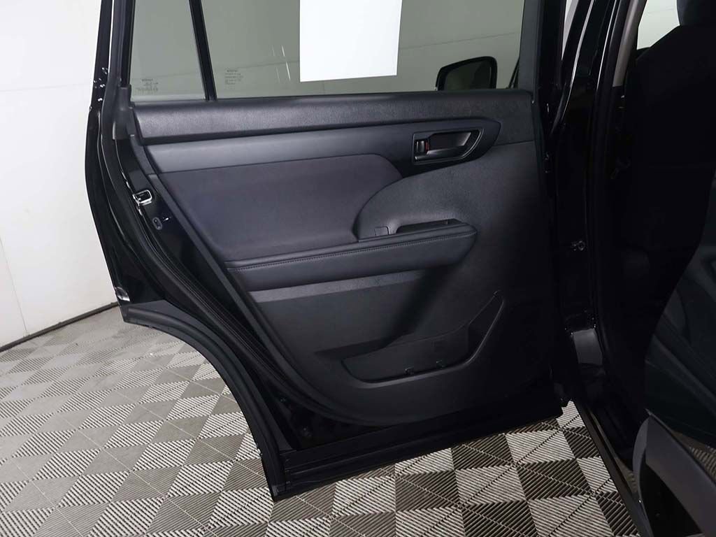Used 2024 Toyota Highlander LE image 23