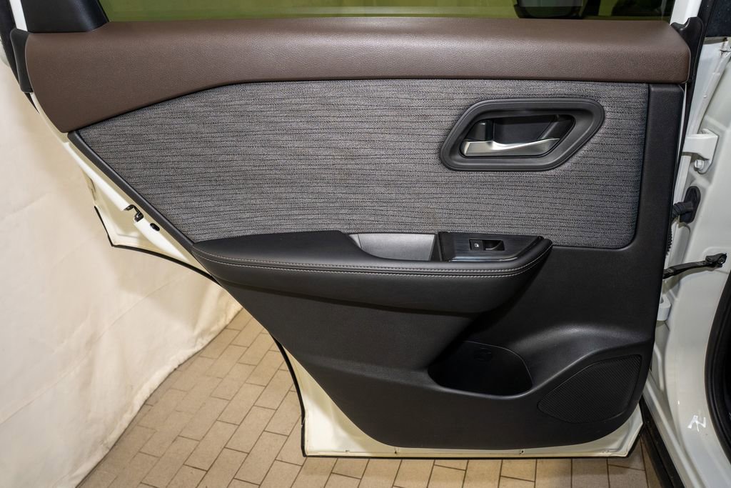 Used 2023 Nissan Rogue SV image 9