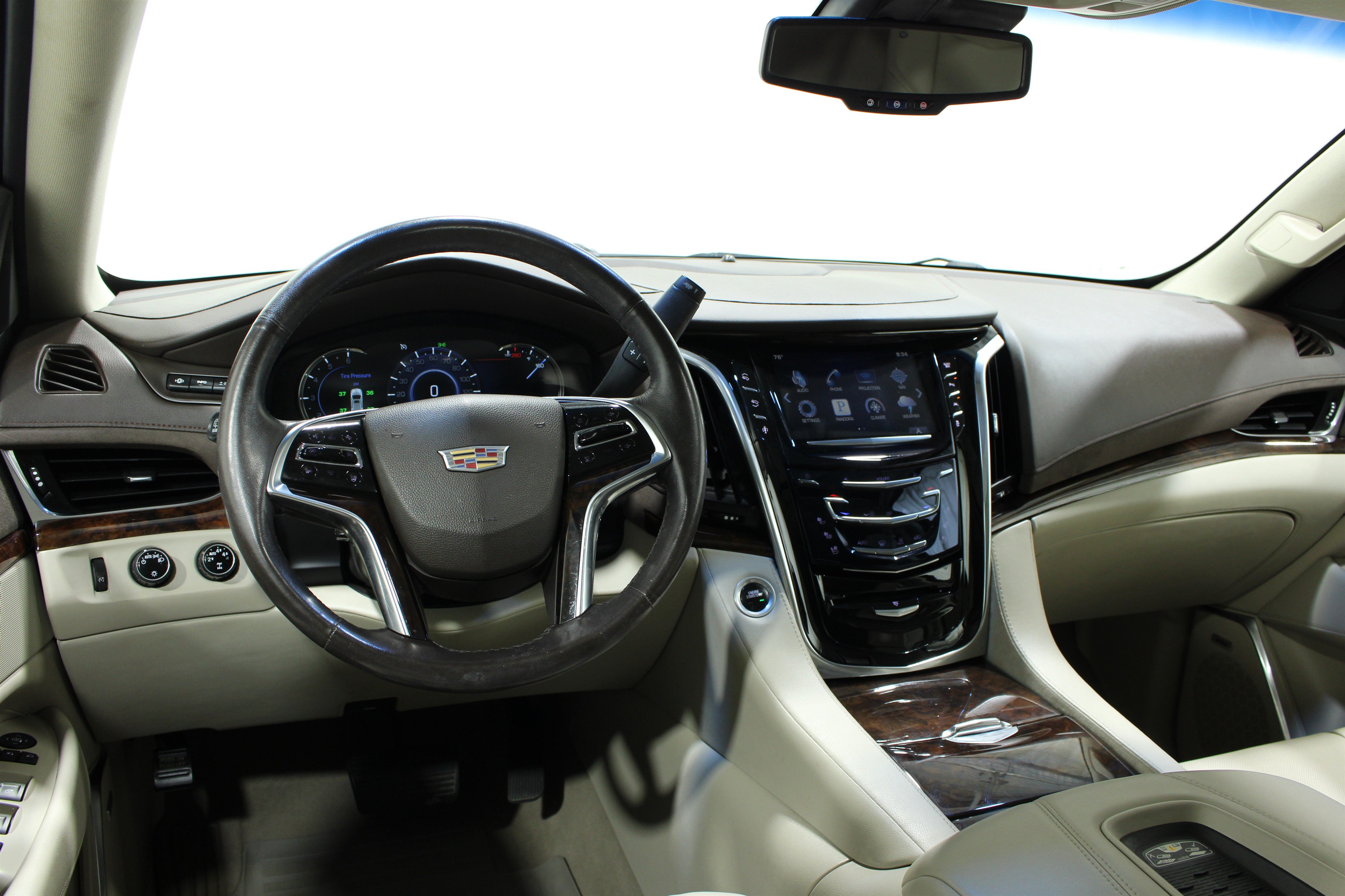 Used 2016 Cadillac Escalade Luxury AWD/4WD image 2