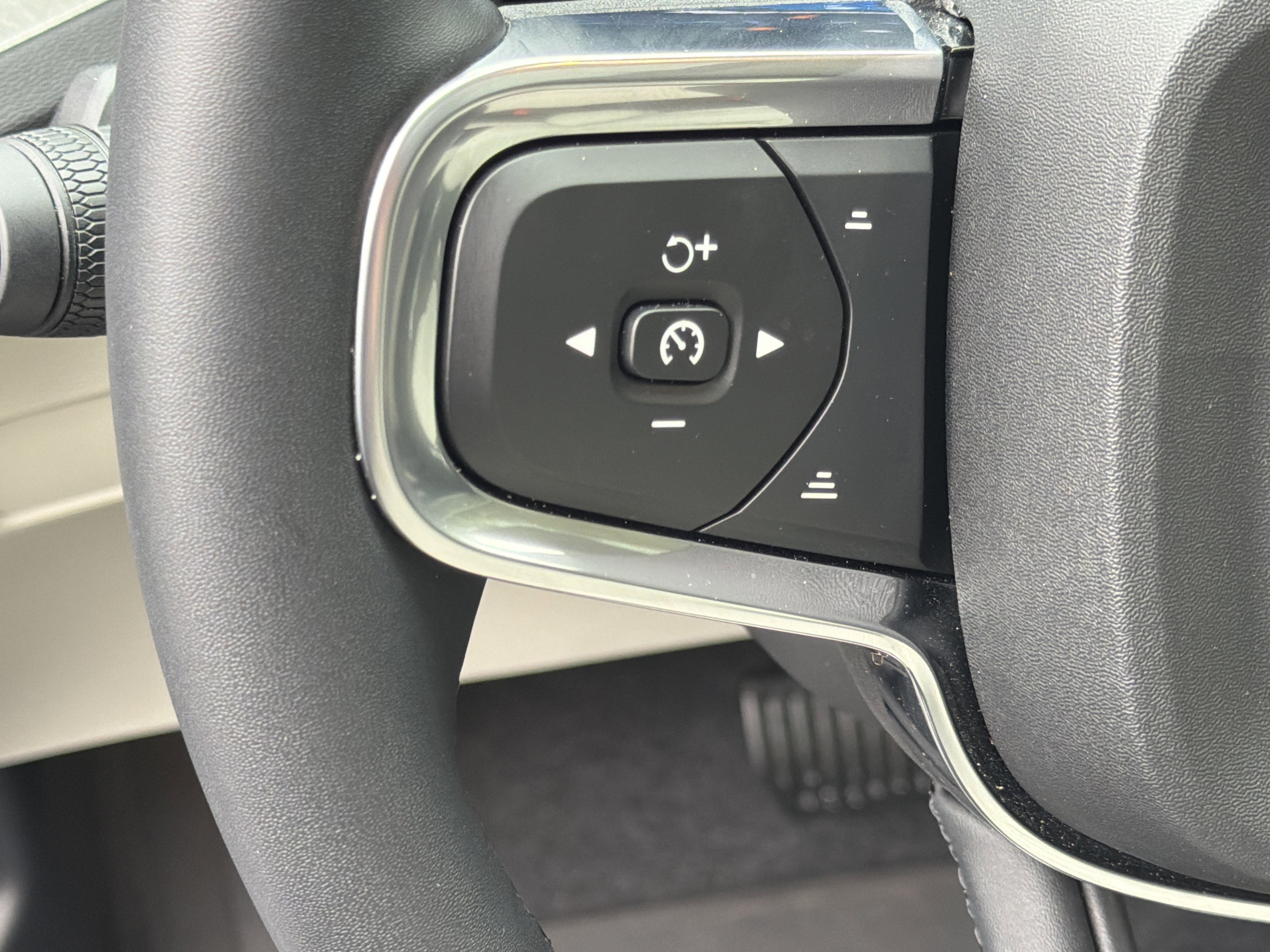 Used 2026 Volvo XC40 B5 Plus w/ Protection Package Premier image 19