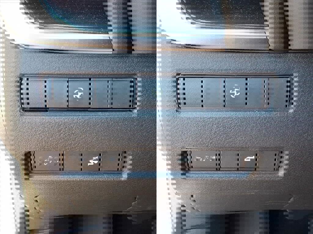 Used 2023 Nissan Rogue SV w/ SV Premium Package image 15