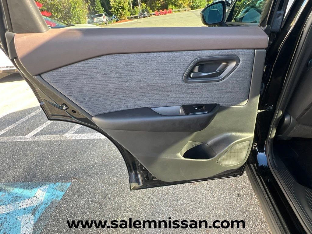 Used 2023 Nissan Rogue S AWD/4WD image 18