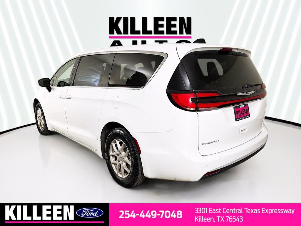 Used 2024 Chrysler Pacifica Touring-L image 6