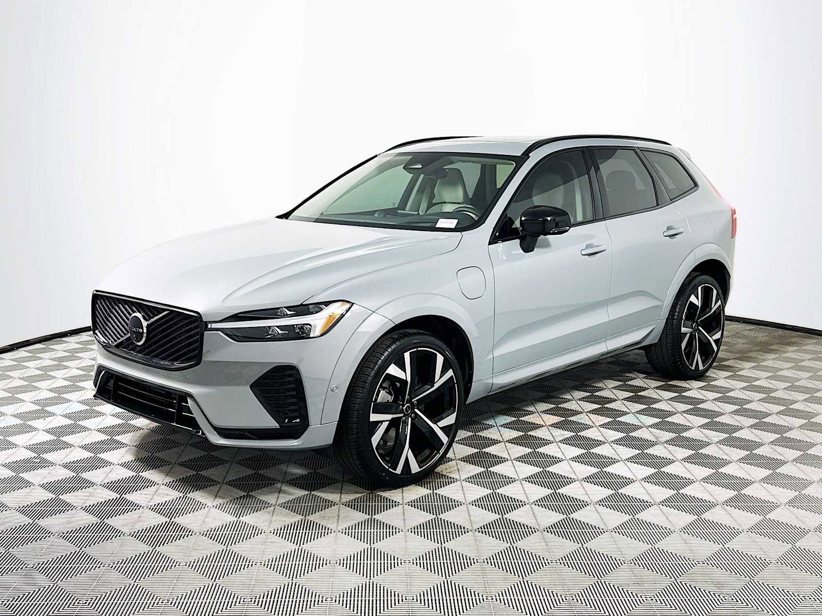 New 2026 Volvo XC60 T8 Ultra w/ Protection Package image 3