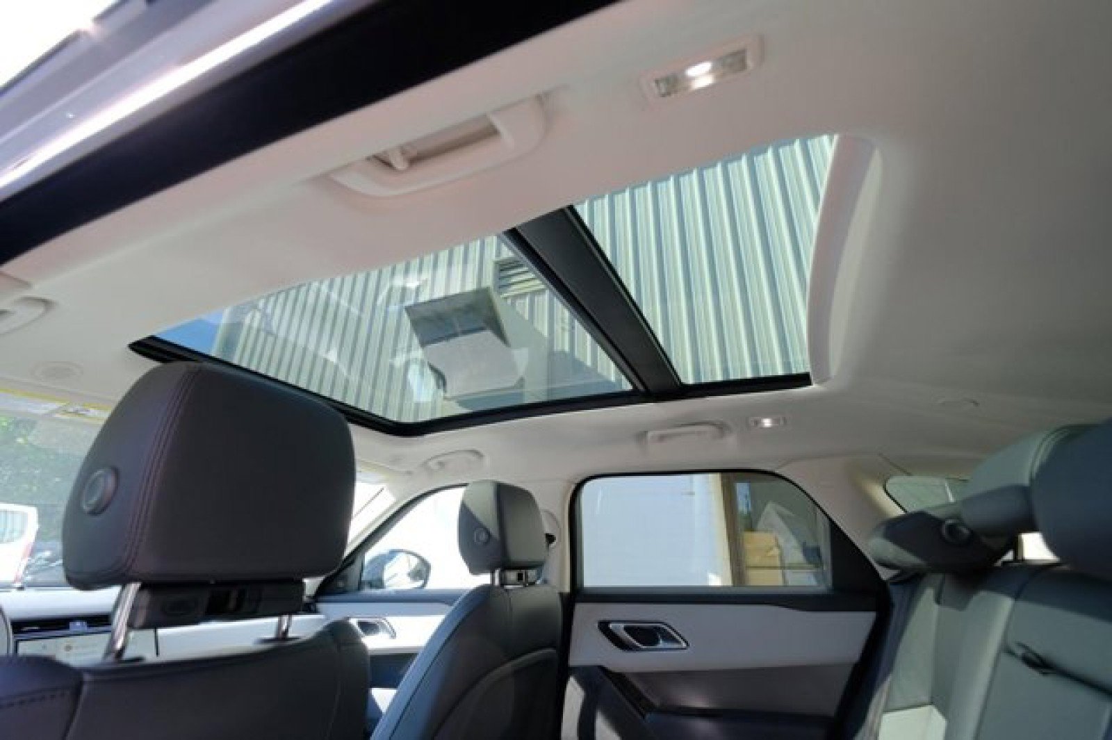 New 2025 Land Rover Range Rover Velar Dynamic SE image 20