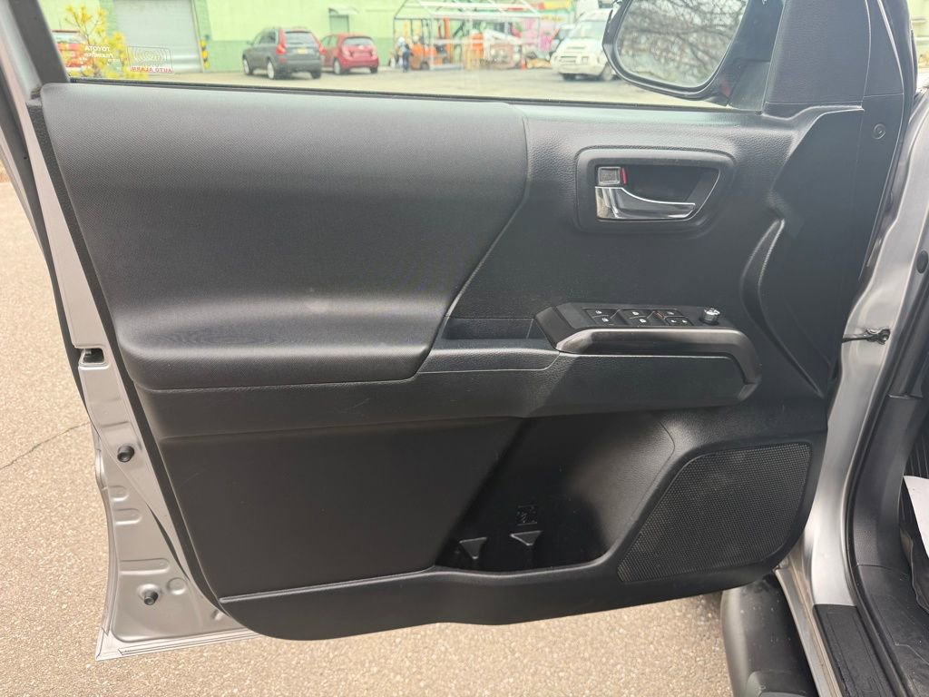 Used 2016 Toyota Tacoma TRD Sport w/ Exterior Package AWD/4WD image 15