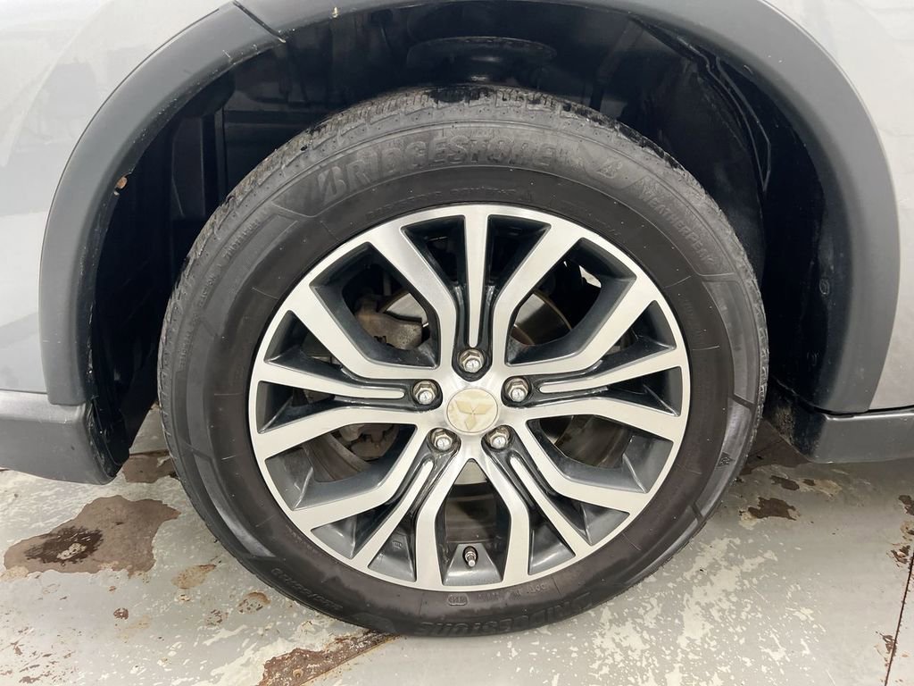 Used 2016 Mitsubishi Outlander SE image 27