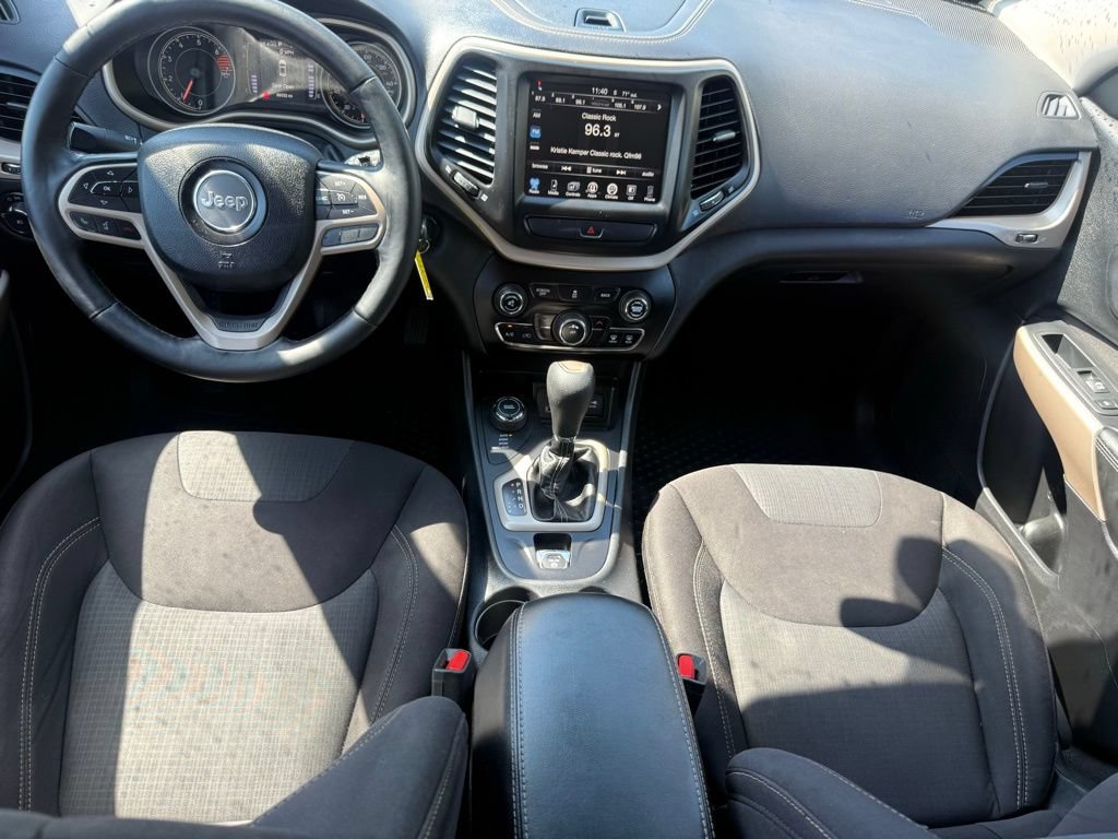 Used 2017 Jeep Cherokee Latitude w/ Cold Weather Group AWD/4WD image 40