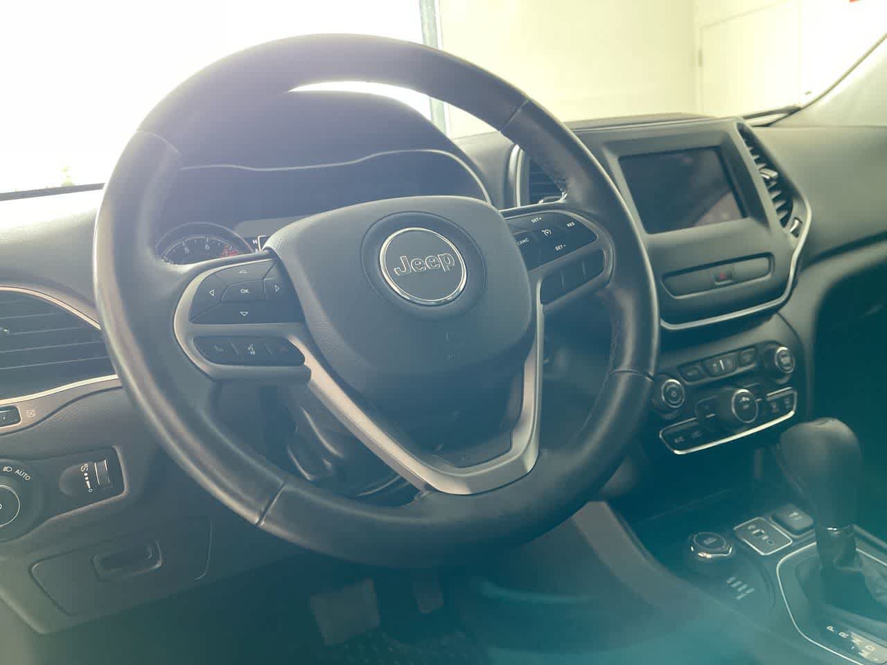 Used 2019 Jeep Cherokee Latitude w/ Cold Weather Group AWD/4WD image 14