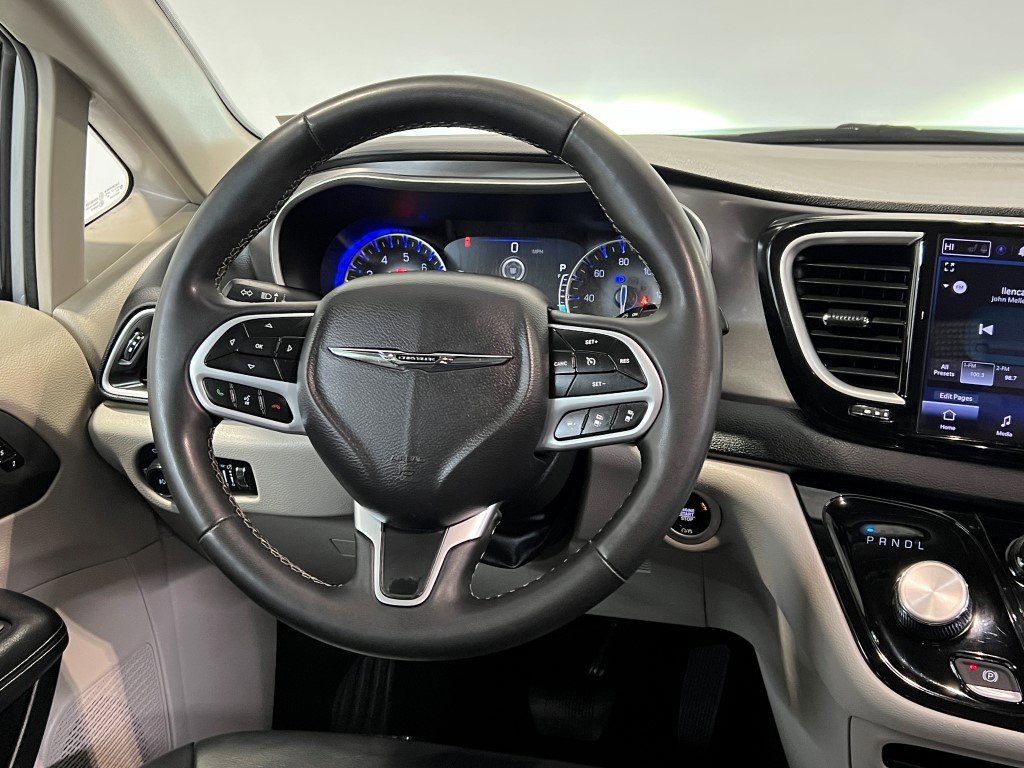 Used 2023 Chrysler Pacifica Touring-L image 21