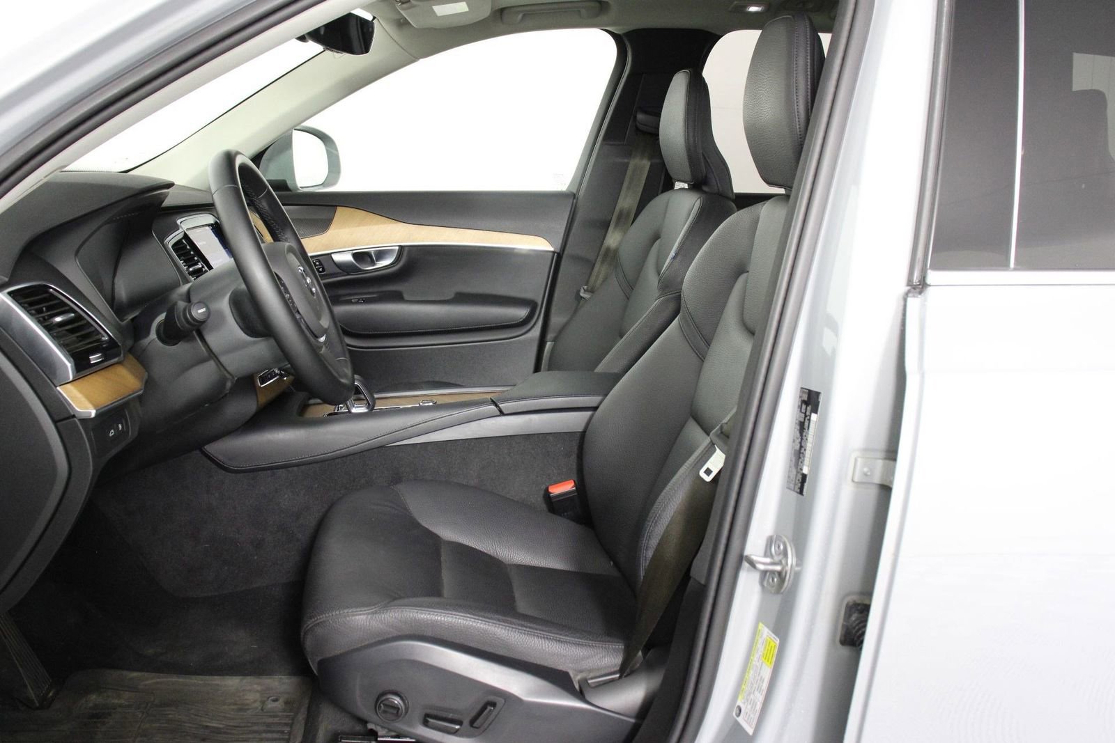 Certified 2024 Volvo XC90 T8 Plus w/ Protection Package Premier image 31