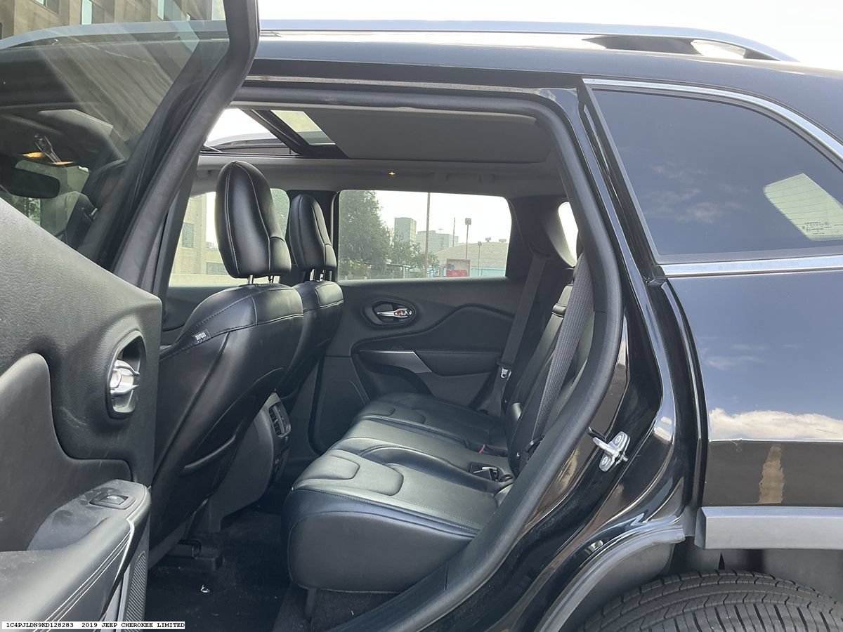 Used 2019 Jeep Cherokee Limited w/ Technology Group FWD image 9