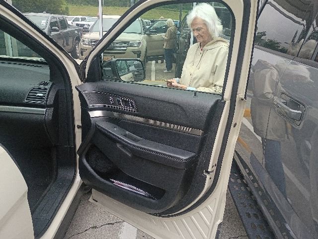 Used 2018 Ford Explorer XLT w/ Equipment Group 202A FWD image 12