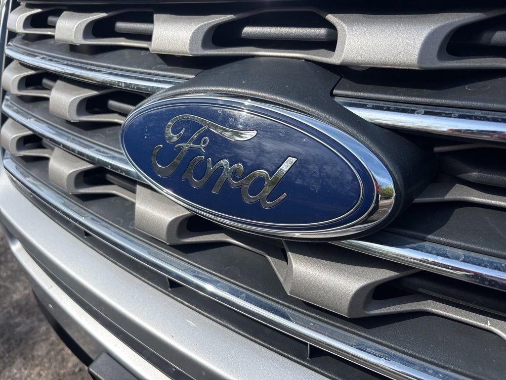 Used 2017 Ford Explorer XLT w/ Equipment Group 202A AWD/4WD image 9
