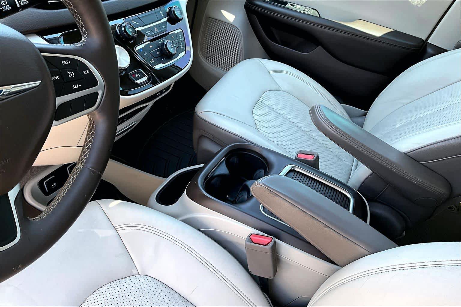 Used 2017 Chrysler Pacifica Touring-L Plus FWD image 13