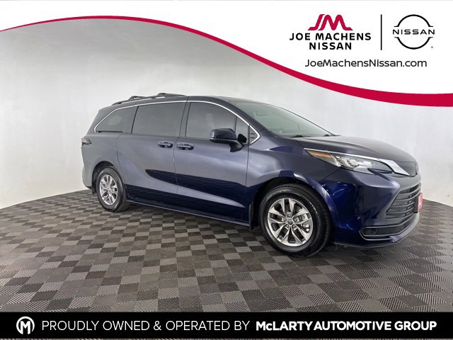 Used 2025 Toyota Sienna LE image 2