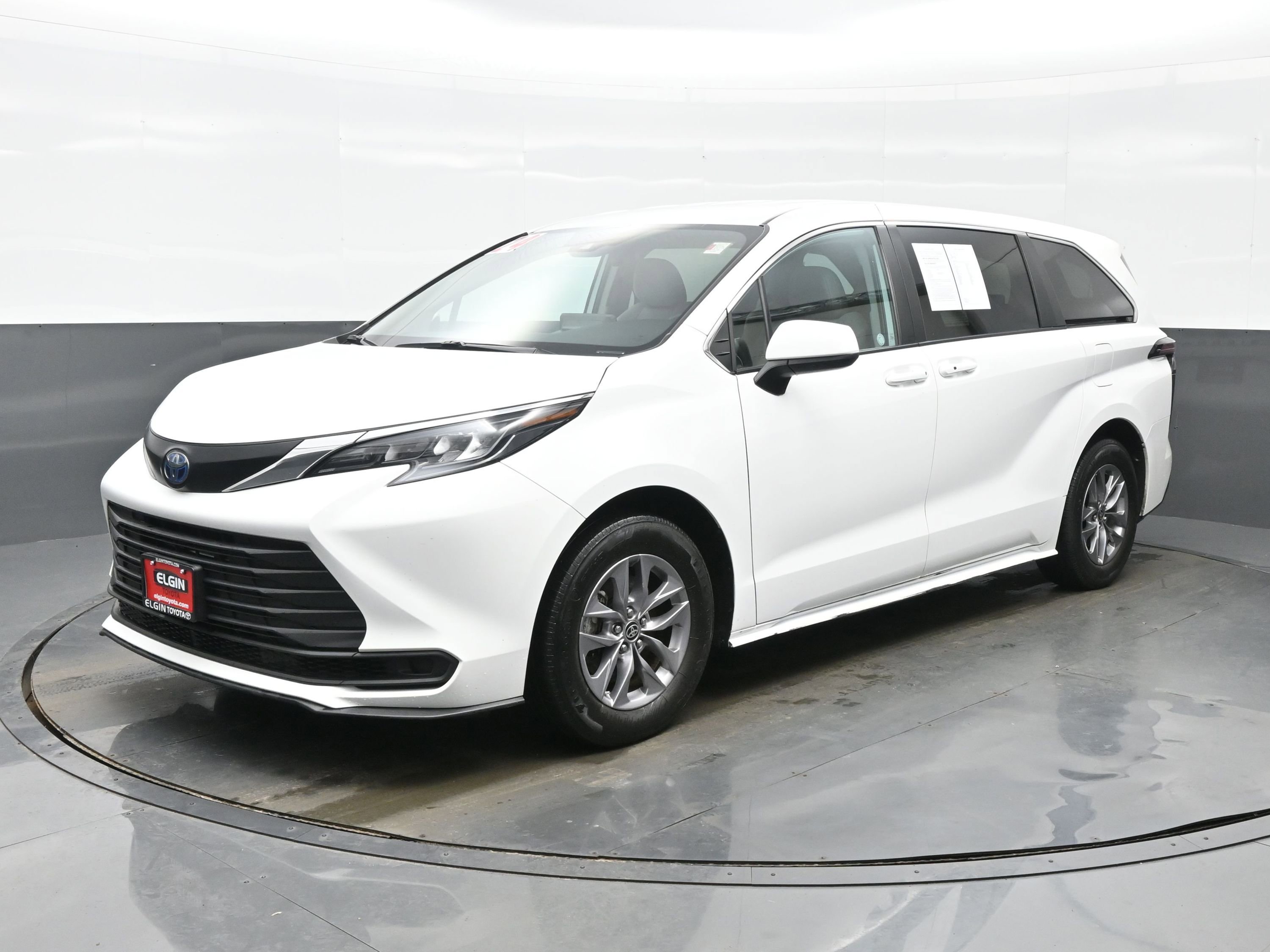 Used 2024 Toyota Sienna LE image 2