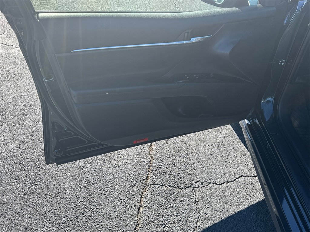 Used 2020 Toyota Camry SE w/ Sunroof Package image 10