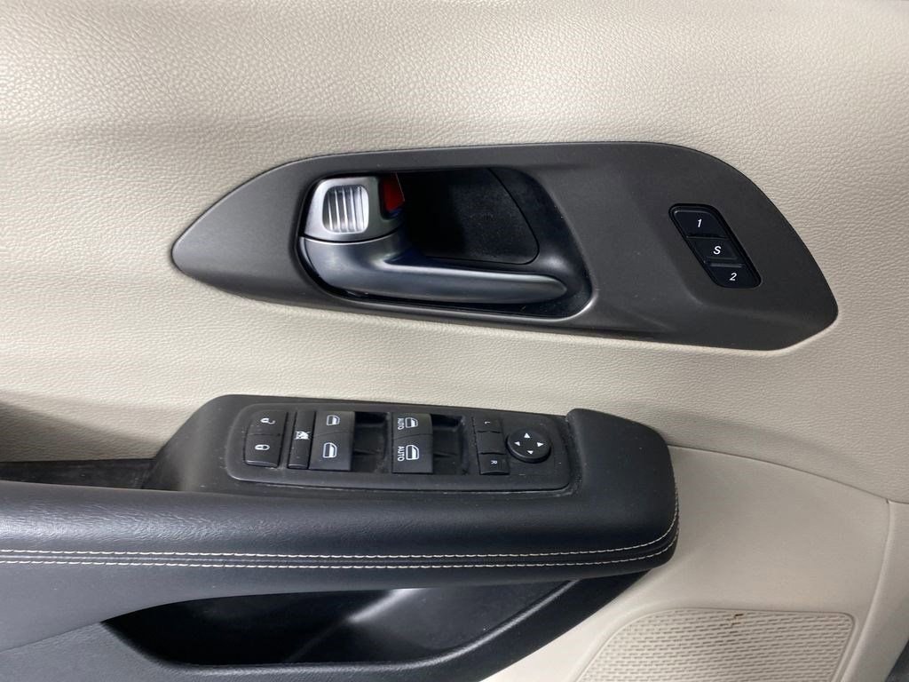 Used 2023 Chrysler Pacifica Touring-L image 11