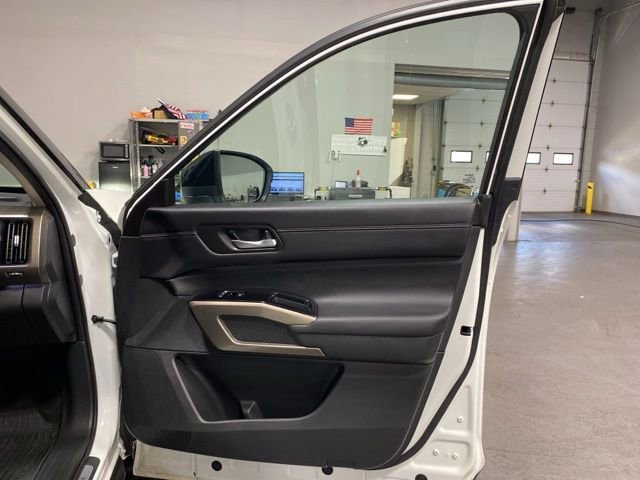 Used 2024 Nissan Pathfinder Platinum AWD/4WD image 31
