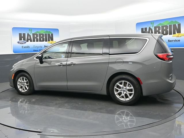 Used 2025 Chrysler Pacifica Select image 3