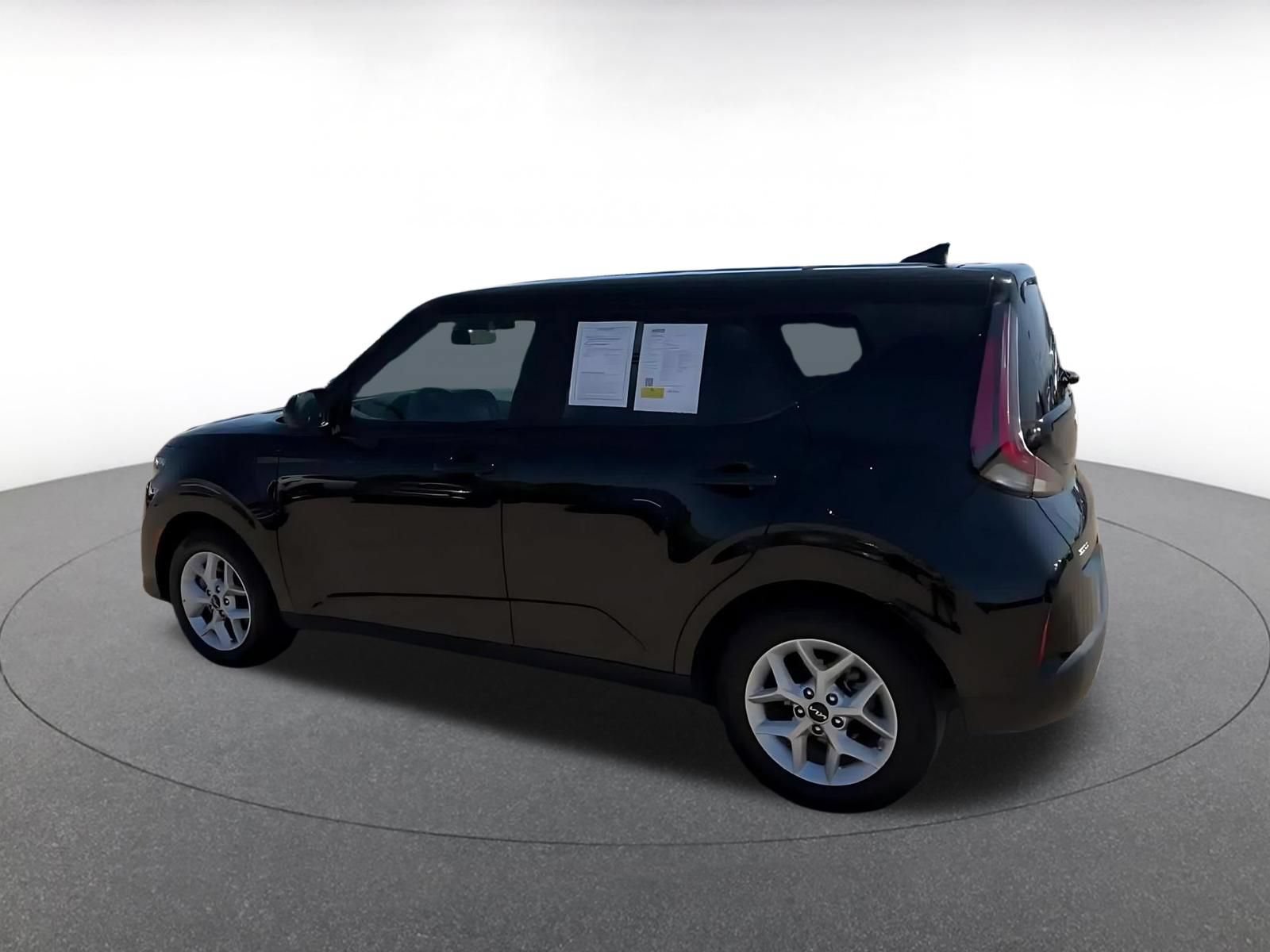 Used 2025 Kia Soul LX w/ LX Technology Package FWD image 8