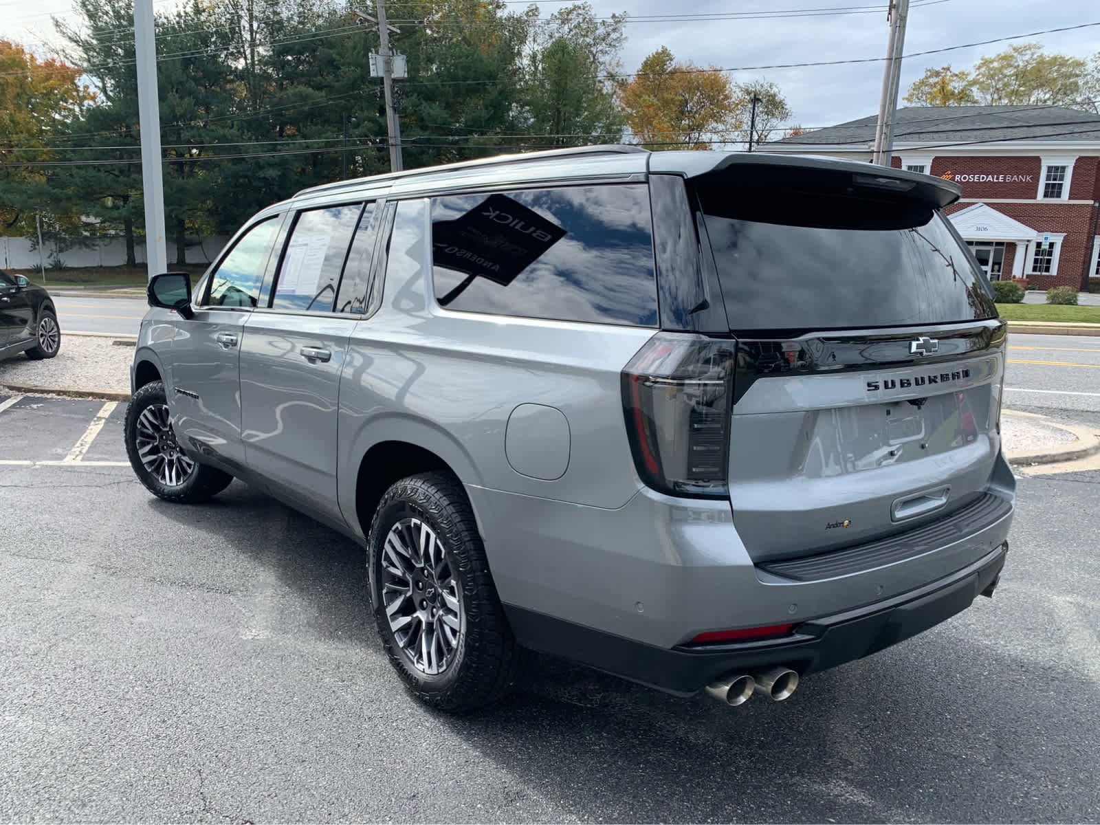 Used 2025 Chevrolet Suburban Z71 image 4