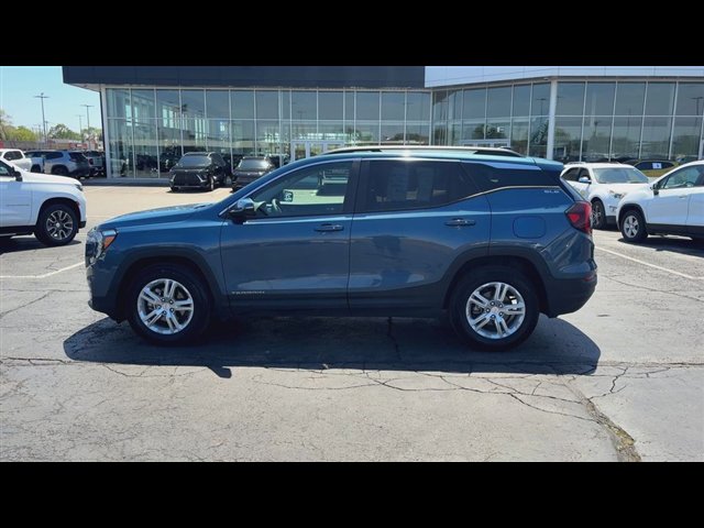 Used 2024 GMC Terrain SLE w/ Driver Convenience Package FWD image 5