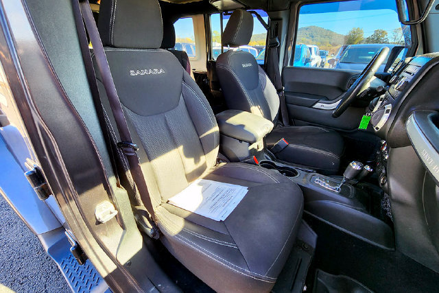 Used 2017 Jeep Wrangler Unlimited Sahara w/ Connectivity Group AWD/4WD image 26