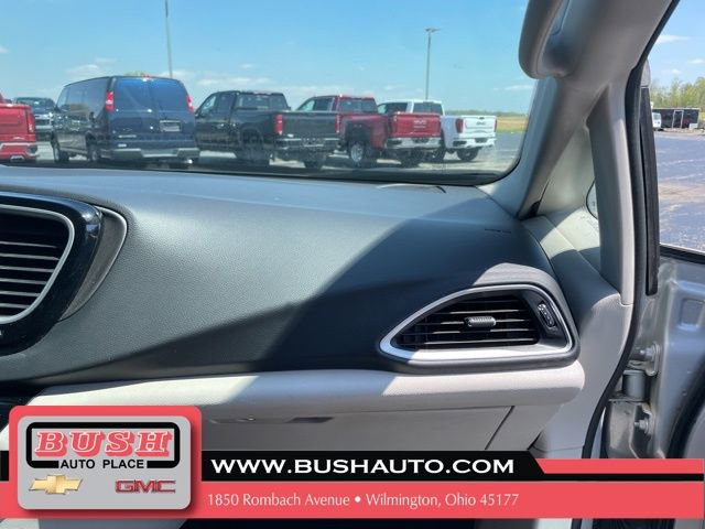 Used 2024 Chrysler Pacifica Touring-L FWD image 26